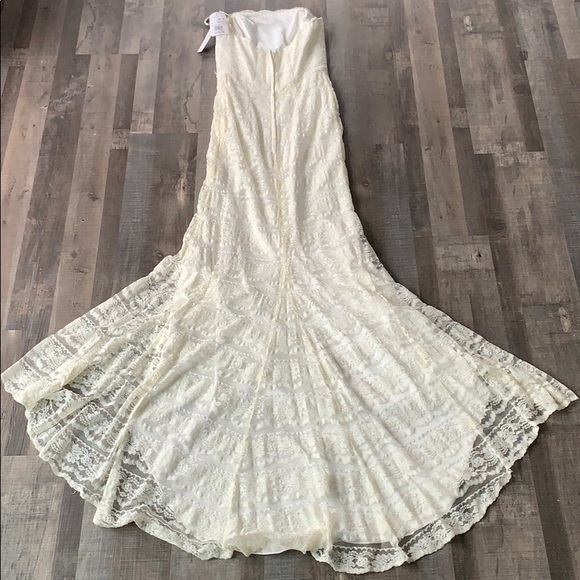 NWT David’s Bridal Ivory strapless wedding dress - Picture 6 of 8